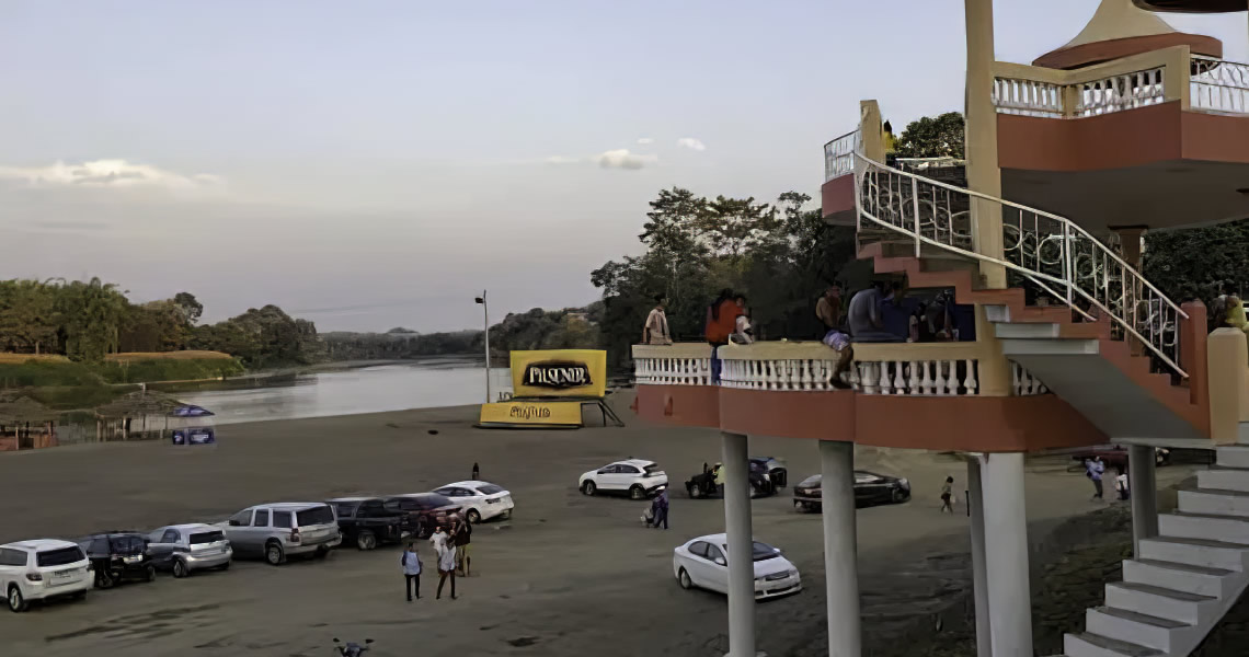 La Reveza, la playa de agua dulce más grande del Ecuador